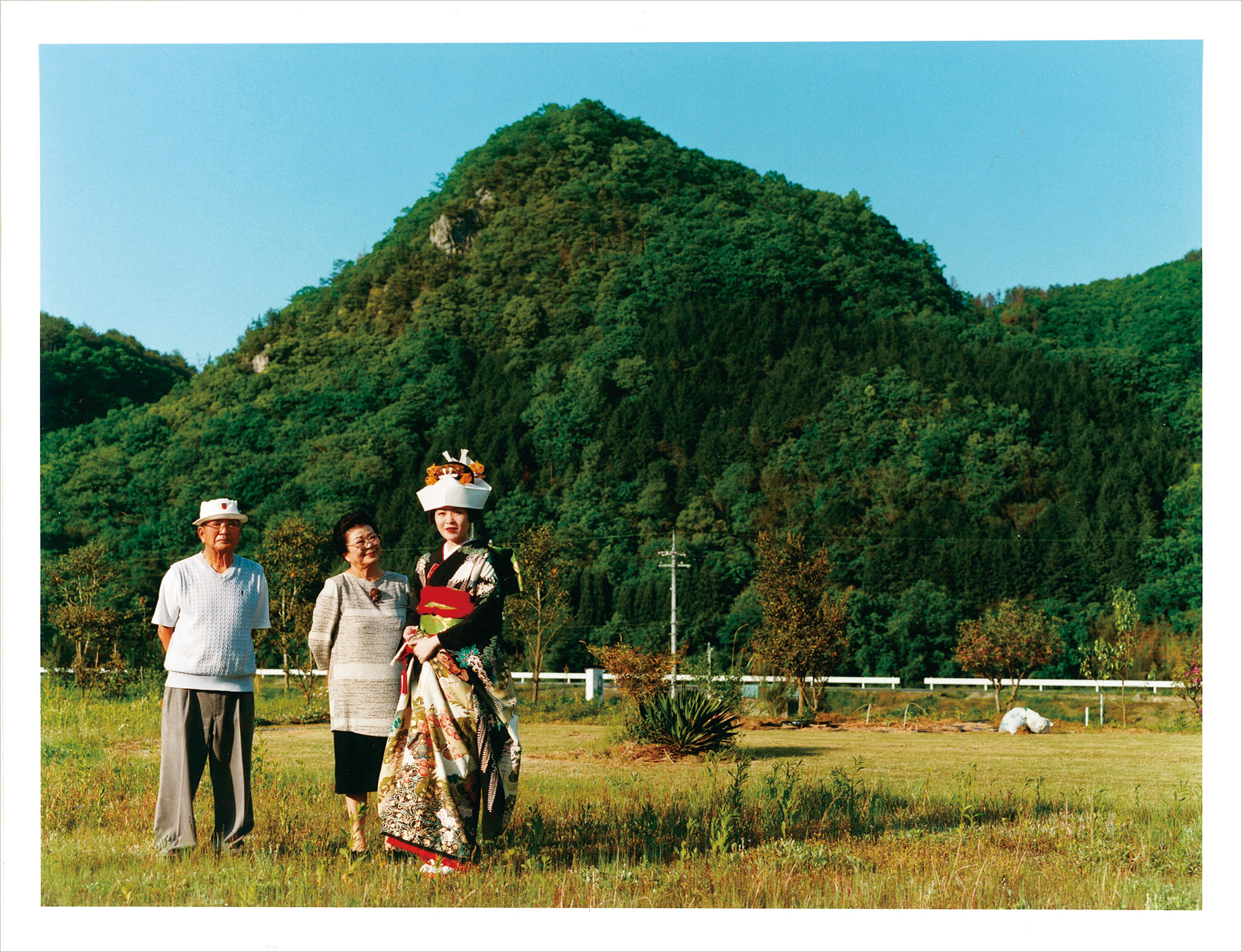 実家のある岡山で、おじい様、おばあ様と撮ったワキリエさんの結婚写真。おばあ様の優しい眼差しが、ワキリエさんに向けられている